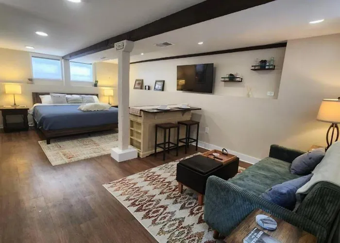 Grand Hideaway - King Bed!